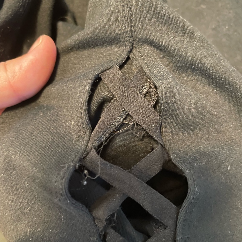 Fabletics Mid Rise Capri - Picture 4 of 4